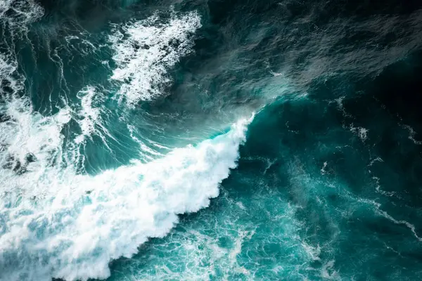 海浪冲撞 从空中俯瞰 海上或海上风暴 图库照片