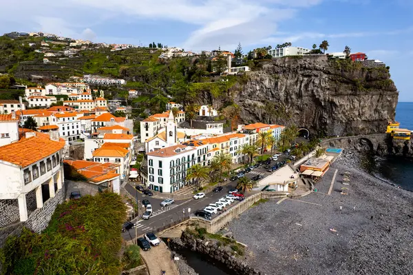 ポンタはポルトガルのマデイラ島でソルを行う 沿岸の町とビーチの街並みでの空中ドローンビュー ストック写真