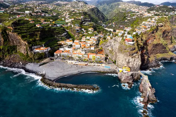 葡萄牙马德拉岛的Ponta Sol 沿海城镇和海滩城市景观的无人驾驶飞机景观 图库图片