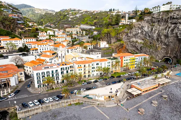 ポンタはポルトガルのマデイラ島でソルを行う 沿岸の町とビーチの街並みでの空中ドローンビュー ロイヤリティフリーのストック画像