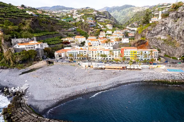 포르투갈 마데이라 Ponta Sol 마을과 해변의 풍경에서 스톡 이미지