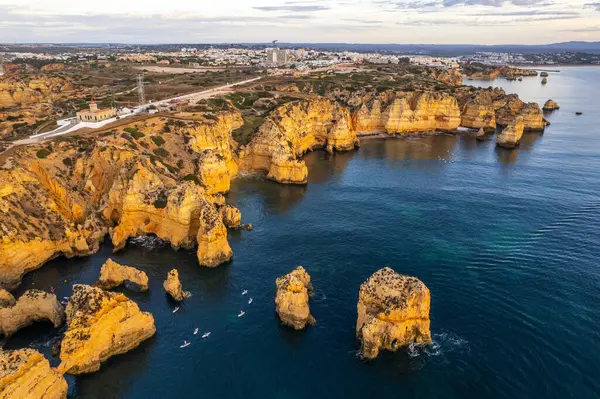 太阳升起在Ponta Piedade Algarve悬崖的海岸线上 空中无人驾驶飞机视图 免版税图库照片