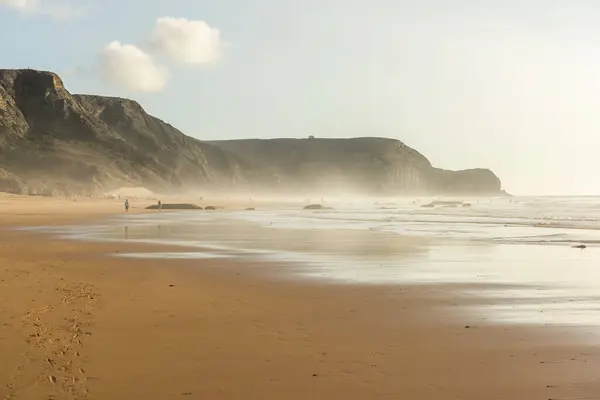 葡萄牙的科多马海滩大西洋和沙滩上的岩石悬崖 免版税图库图片