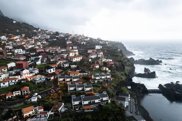 曇った天候でシークサルの海岸の空中ドローンビュー マデイラ ポルトガル ヨーロッパ ロイヤリティフリーのストック写真