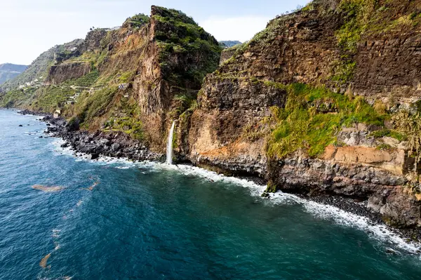 滝はポルトガルのマデイラ島の大西洋に落ちる 空中ドローンビュー ストックフォト