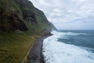 Achadas da Cruz, Madeira, Portekiz. Avrupa 'nın en dik teleferiğine sahip küçük bir sahil köyü. Hava aracı görünümü
