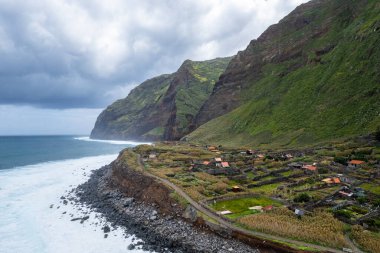 Achadas da Cruz, Madeira, Portekiz. Avrupa 'nın en dik teleferiğine sahip küçük bir sahil köyü. Hava aracı görünümü