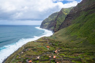 Achadas da Cruz, Madeira, Portekiz. Avrupa 'nın en dik teleferiğine sahip küçük bir sahil köyü. Hava aracı görünümü