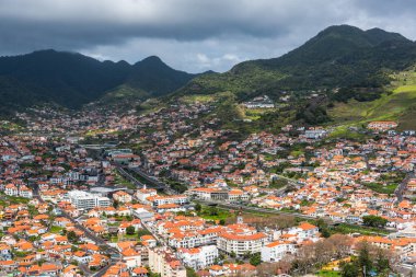 Kanal şehir manzarası, hava aracı manzarası. Madeira Adası, Portekiz