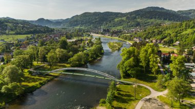 Szczawnica kasabası ve Dunajec Nehri kıvrılır. İlkbaharda hava aracı görüntüsü