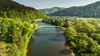 Szczawnica kasabası ve Dunajec Nehri kıvrılır. İlkbaharda hava aracı görüntüsü