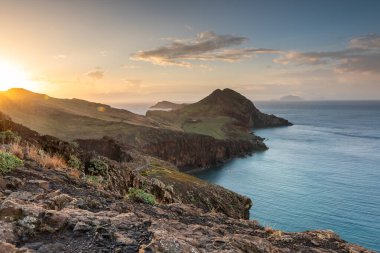 Sao Lourenco 'da gün doğumunda Portekiz, Madeira' da güzel bir yürüyüş denemesi..