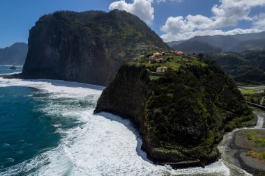 Madeira kıyıları, yeşil yemyeşil yemyeşil tepeler ve Atlantik Okyanusu. Hava aracı görünümü