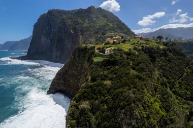 Madeira kıyıları, yeşil yemyeşil yemyeşil tepeler ve Atlantik Okyanusu. Hava aracı görünümü