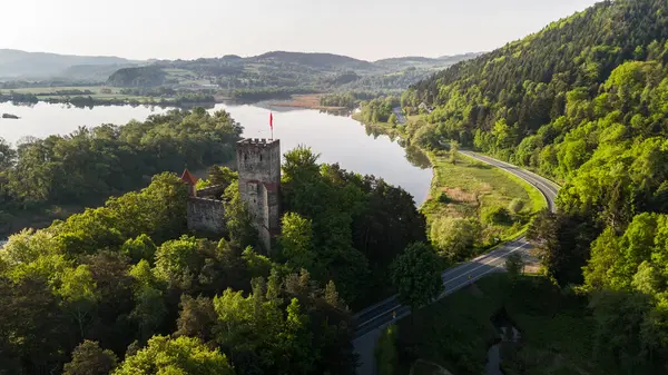 Orta Çağ Tropsztyn Kalesi, Dunajec Nehri, Küçük Polonya. Hava aracı görünümü.