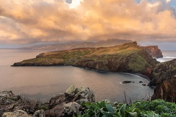 Schöne Wanderung Auf Sao Lourenco Auf Madeira Portugal Bei Sonnenaufgang lizenzfreie Stockfotos