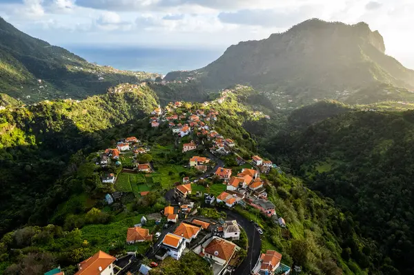 Landschaft Der Insel Madeira Kleines Dorf Auf Hügeln Und Grüner lizenzfreie Stockbilder