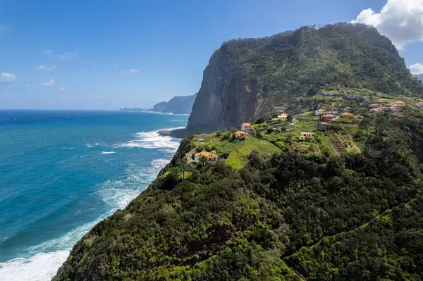 Madeiras Küste Grüne Üppige Hügel Und Der Atlantik Drohnenblick Aus Stockbild