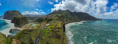 Madeira kıyıları, yeşil yemyeşil yemyeşil tepeler ve Atlantik Okyanusu. Hava aracı görünümü
