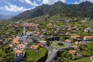 Portekiz 'in Madeira Adası' ndaki küçük Faial köyünün manzarası. Hava aracı görünümü.