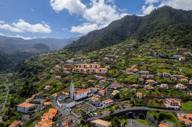 Portekiz 'in Madeira Adası' ndaki küçük Faial köyünün manzarası. Hava aracı görünümü.