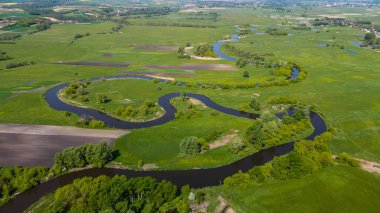 Swietokrzyskie 'de kıvrımlı Nida nehri Polonya' nın Ponidzie bölgesinde kıvrılır. Hava Aracı Görünümü