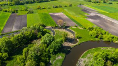 Swietokrzyskie 'de kıvrımlı Nida nehri Polonya' nın Ponidzie bölgesinde kıvrılır. Hava Aracı Görünümü