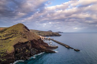 Portekiz 'in Atlantik Okyanusu kıyısındaki Madeira adasının Quinta do Lorde köyü. Hava aracı görünümü.