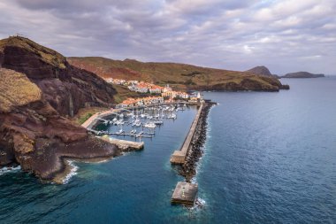 Portekiz 'in Atlantik Okyanusu kıyısındaki Madeira adasının Quinta do Lorde köyü. Hava aracı görünümü.