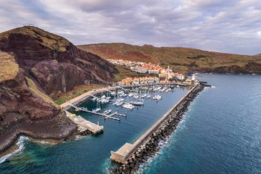 Portekiz 'in Atlantik Okyanusu kıyısındaki Madeira adasının Quinta do Lorde köyü. Hava aracı görünümü.