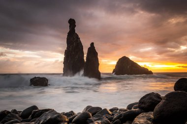 Ribeira da Janela. Atlantik Okyanusu 'nda yükselen volkanik kaya oluşumları dramatik gündoğumunda, Madeira Adası, Portekiz