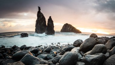 Ribeira da Janela. Atlantik Okyanusu 'nda yükselen volkanik kaya oluşumları dramatik gündoğumunda, Madeira Adası, Portekiz