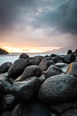 Ribeira da Janela. Atlantik Okyanusu 'nda yükselen volkanik kaya oluşumları dramatik gündoğumunda, Madeira Adası, Portekiz