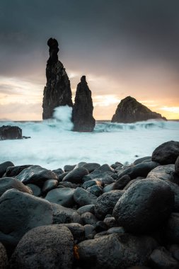 Ribeira da Janela. Atlantik Okyanusu 'nda yükselen volkanik kaya oluşumları dramatik gündoğumunda, Madeira Adası, Portekiz