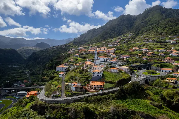 Portekiz 'in Madeira Adası' ndaki küçük Faial köyünün manzarası. Hava aracı görünümü.