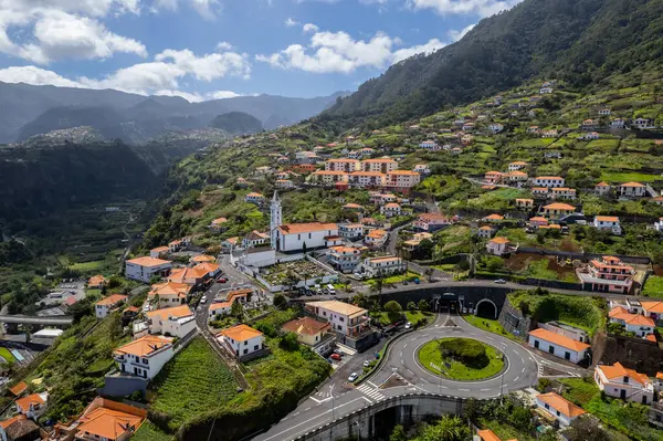 Portekiz 'in Madeira Adası' ndaki küçük Faial köyünün manzarası. Hava aracı görünümü.