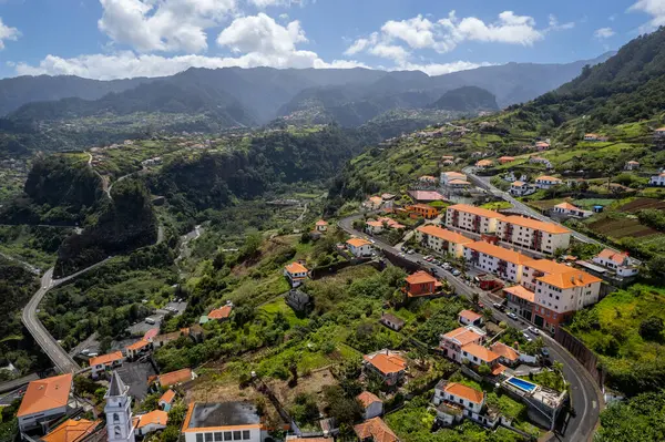 Portekiz 'in Madeira Adası' ndaki küçük Faial köyünün manzarası. Hava aracı görünümü.