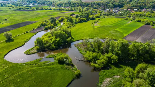 Swietokrzyskie 'de kıvrımlı Nida nehri Polonya' nın Ponidzie bölgesinde kıvrılır. Hava Aracı Görünümü