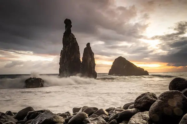 Рибейра Джанела Вулканические Скальные Образования Стоящие Атлантического Океана Драматическом Восходе Лицензионные Стоковые Фото