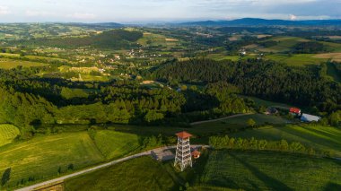 Brüksel 'deki Gözcü Kulesi, Polonya' nın Ciezkowice yakınlarındaki tepelere ve tarlalara bakan