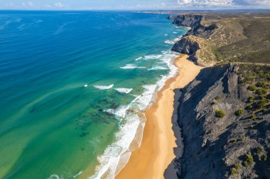 Portekiz, Algarve 'deki Cordoma kumlu plajının insansız hava aracı görüntüsü.