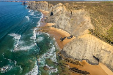 Portekiz, Algarve 'deki Cordoma kumlu plajının insansız hava aracı görüntüsü.