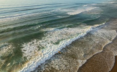 Portekiz, Algarve 'deki Cordoma kumlu plajının insansız hava aracı görüntüsü.