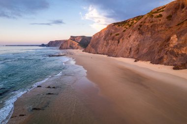 Portekiz, Algarve 'deki Cordoma kumlu plajının insansız hava aracı görüntüsü.