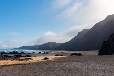 Algarve Portekiz 'deki Cordoama kumlu plajı, kayalık kayalıklar ve Atlantik Okyanusu