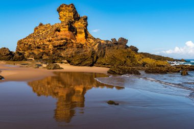 Algarve Portekiz 'deki Cordoama kumlu plajı, kayalık kayalıklar ve Atlantik Okyanusu