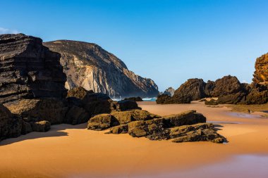 Algarve Portekiz 'deki Cordoama kumlu plajı, kayalık kayalıklar ve Atlantik Okyanusu