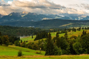 Polonya 'nın Lapszanka, Podhale bölgesindeki Yüksek Tatralar üzerine panoramik görüş