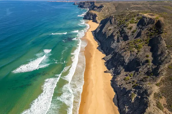Portekiz, Algarve 'deki Cordoma kumlu plajının insansız hava aracı görüntüsü.