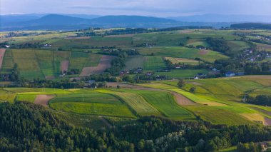 Polonya 'nın daha küçük tepeleri ve Ciezkowice yakınlarındaki kırsal alanlar. Hava aracı görünümü